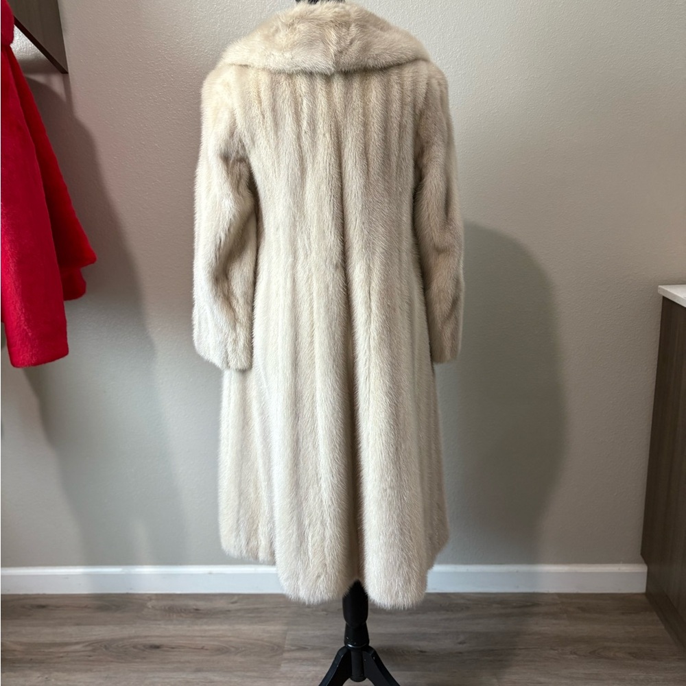 Elegant Cream Mink fur Coat - Picture 10 of 16